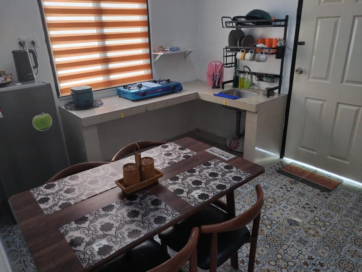 Homestay Embah Ros & Embah Lek Hutan Melintang エクステリア 写真