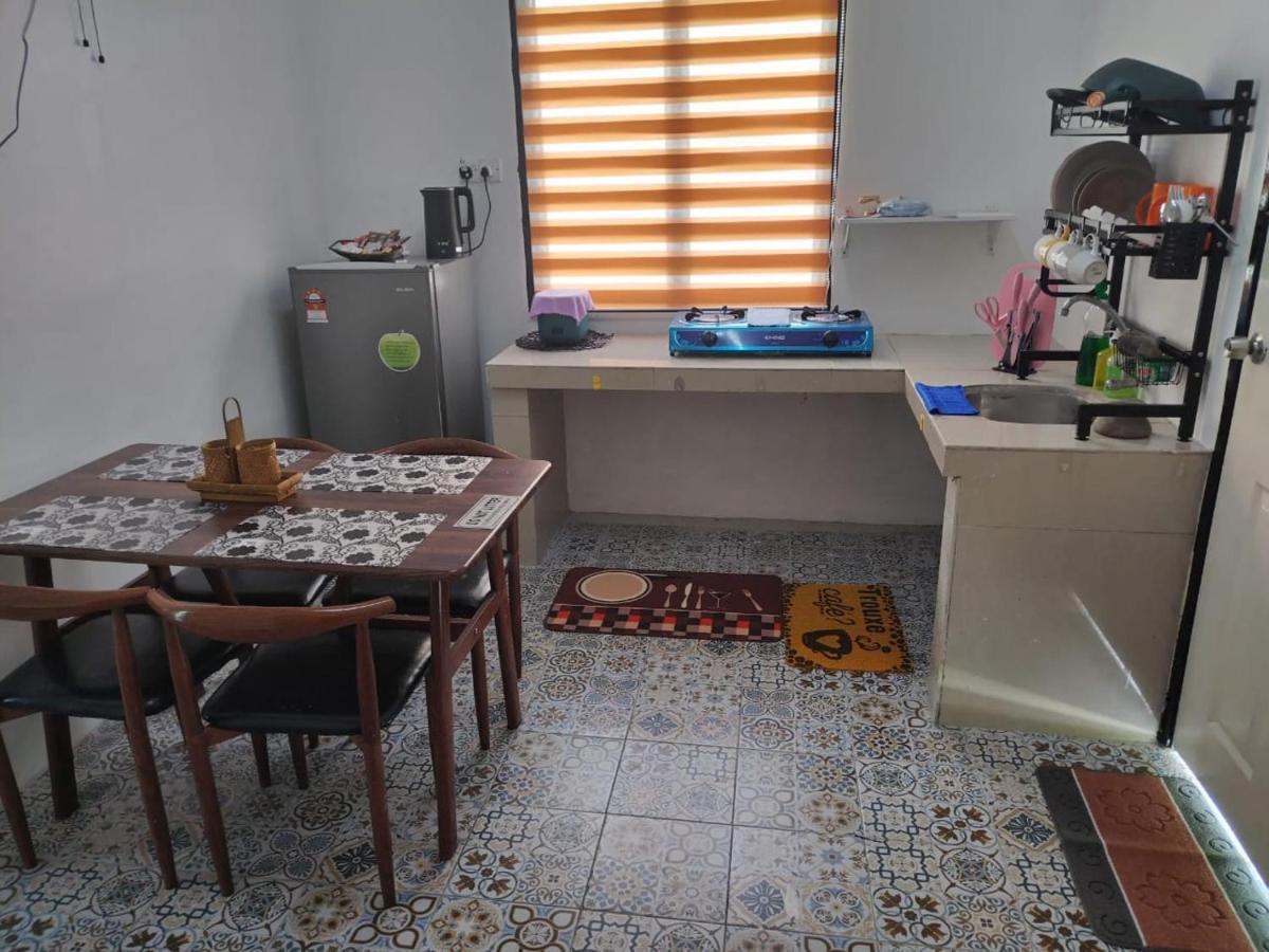 Homestay Embah Ros & Embah Lek Hutan Melintang エクステリア 写真